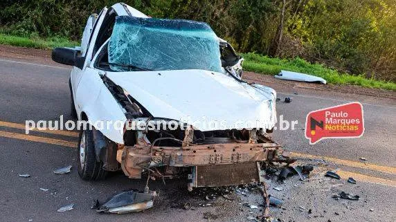 Colisão entre caminhonete e caminhão deixa motorista ferido na RS-342