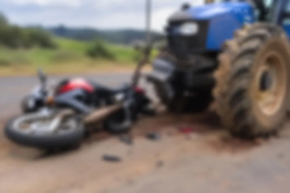 Motociclista fica ferido após colisão com trator na ERS-330, em Tenente Portela