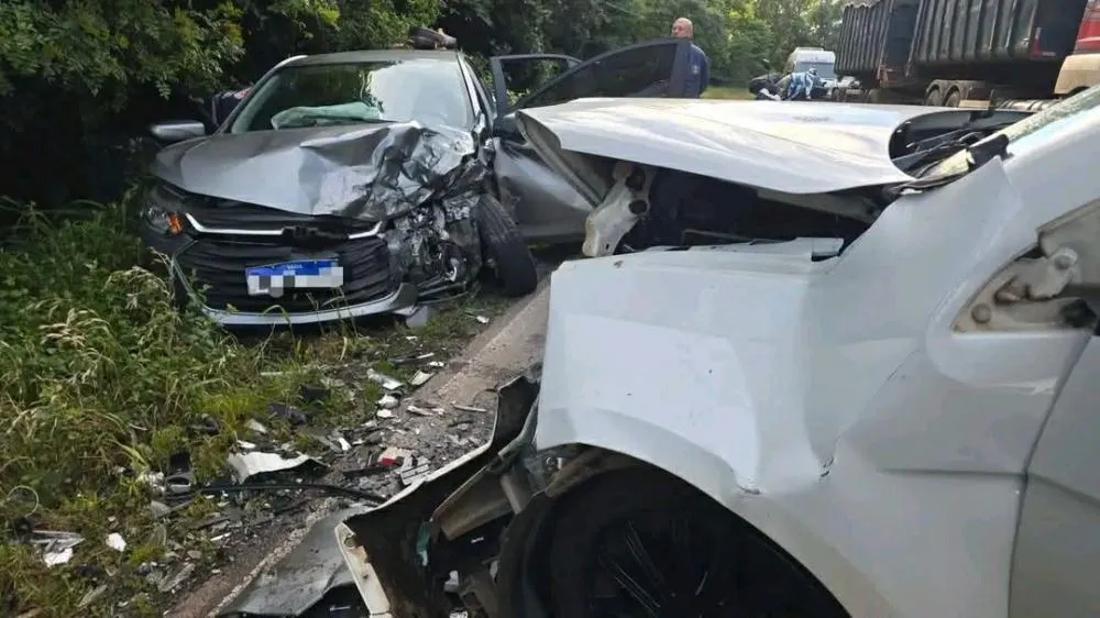 Passo Fundo/RS - Colisão entre dois carros na ERS-324 deixa três pessoas feridas