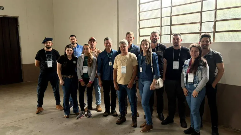 Vista Gaúcha/RS - Produtores e técnicos participam de seminário regional sobre bovinocultura de leite
