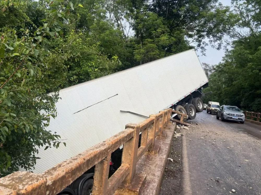 Novo Barreiro/RS - Carreta colide contra cabeceira de ponte na ERS-569