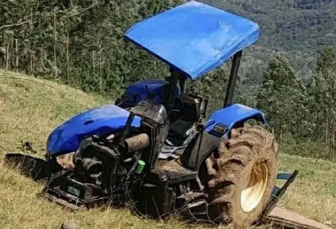 Trator tomba durante atividade no campo e deixa uma pessoa morta e outra gravemente ferida em Itati