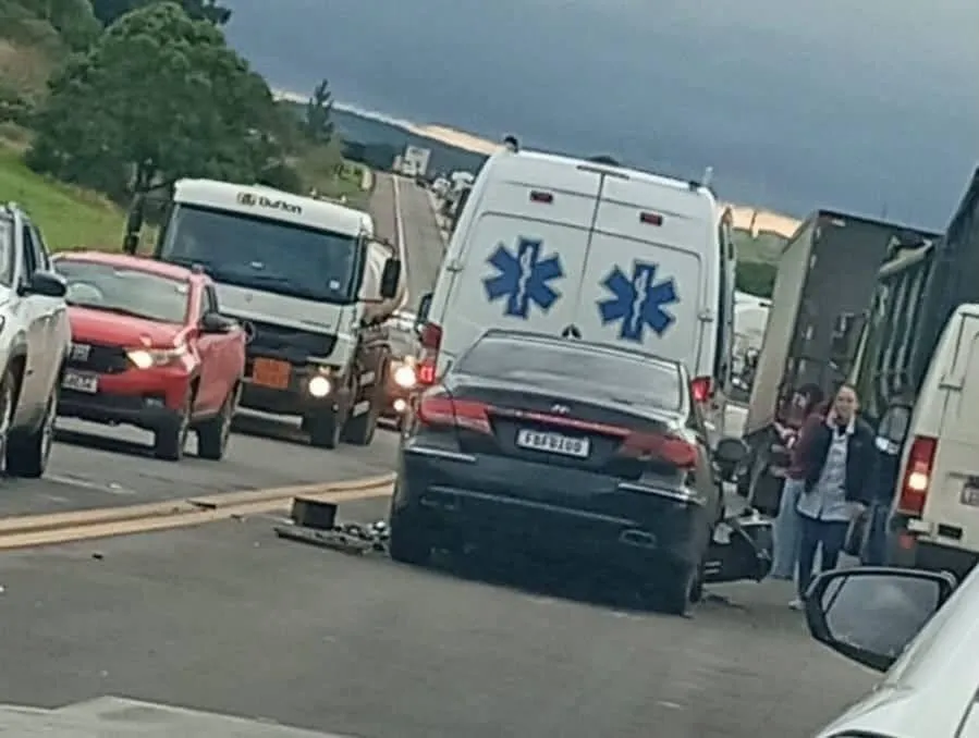 Ambulância de Sarandi se envolve em acidente na BR-285 em Passo Fundo