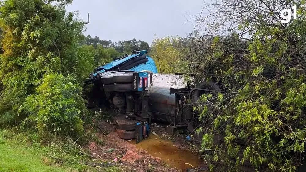 Passageira que dormia em cama dentro de caminhão morre após veículo tombar