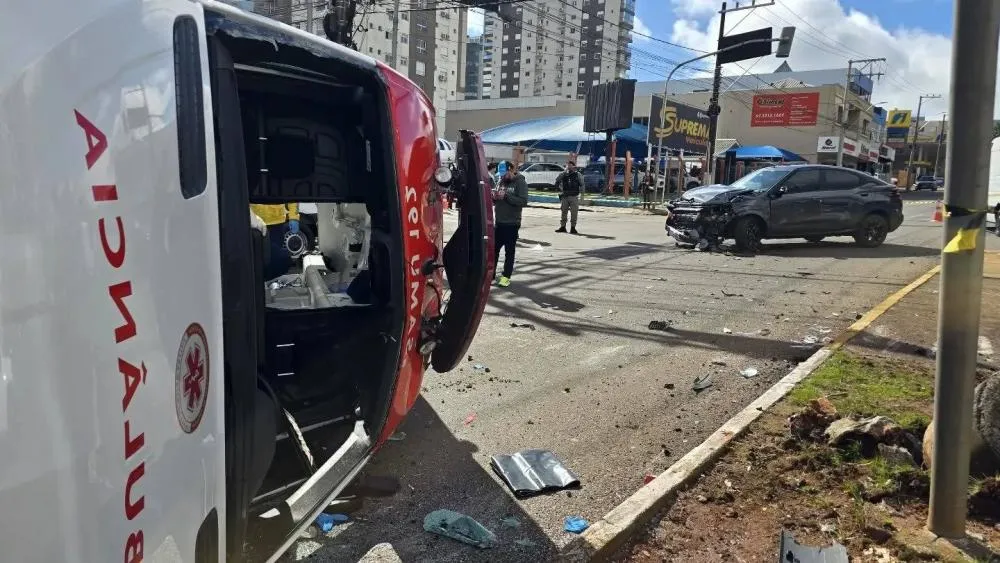 Grave acidente envolve ambulância do Samu e Citroën Basalt