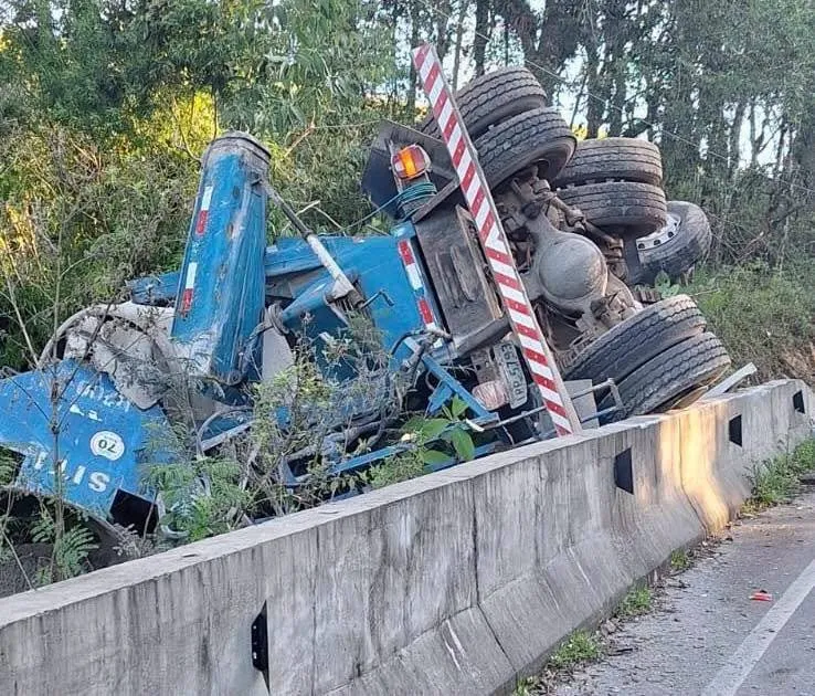 Caminhão tomba fora da pista e mobiliza atendimento na RS-348