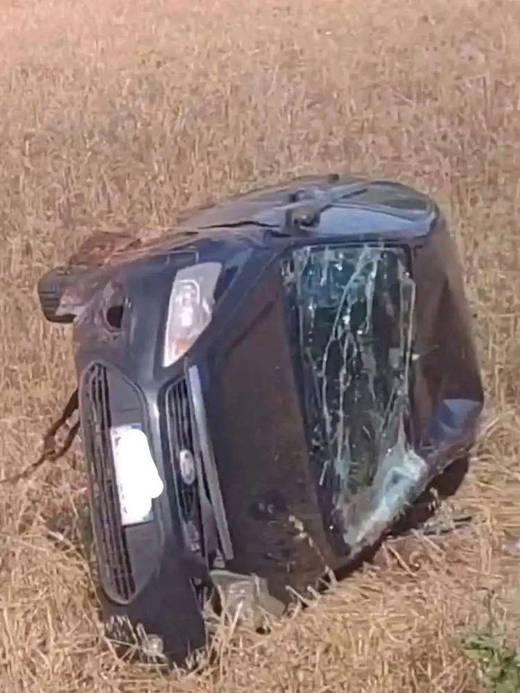 Carro sai da pista após pneu estourar em Humaitá