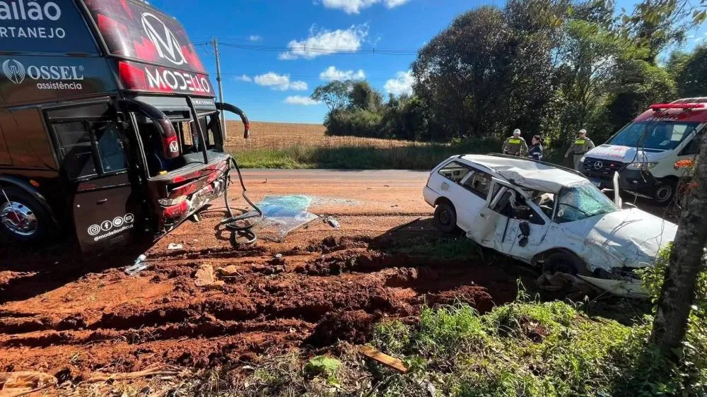 Colisão entre ônibus da Banda Modello e Parati deixa um morto na ERS-324 em Ronda Alta