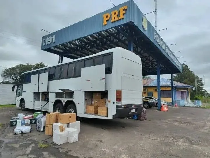 Motorista é preso durante fiscalização e passageiros são detidos com quase três mil perfumes