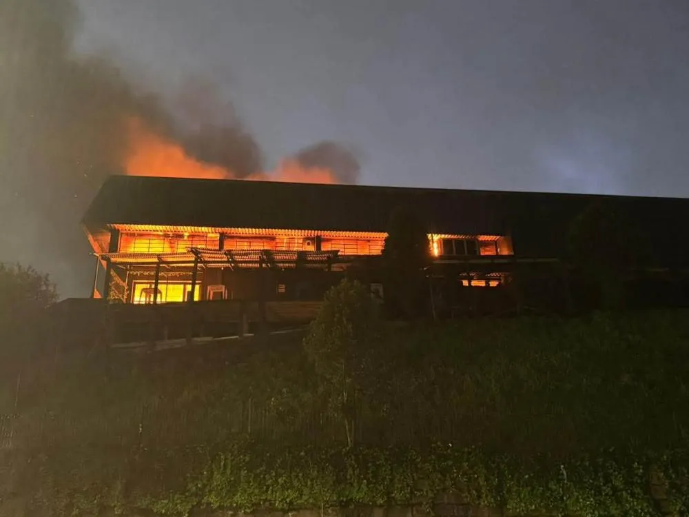 Incêndio destrói centro de eventos durante a noite em Garibaldi