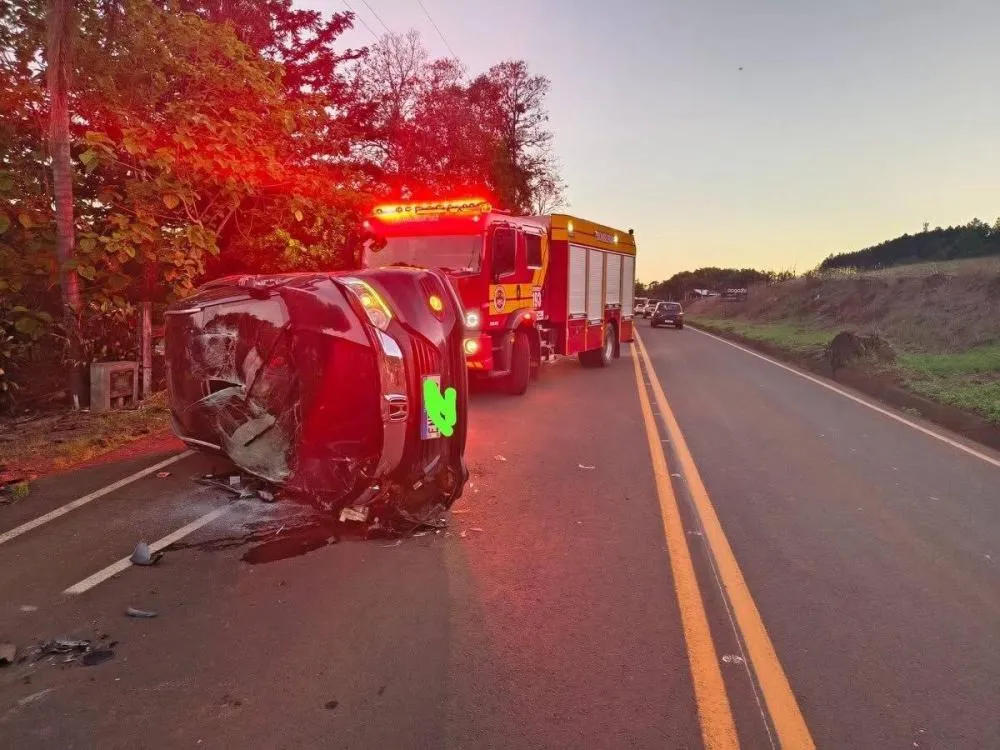 Carro atinge residência após colisão e deixa mulher ferida
