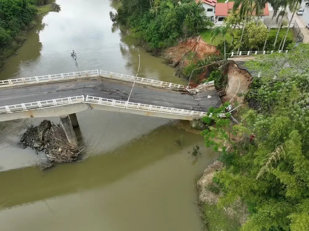 Morador escapa de desabamento de ponte em SC e relata susto