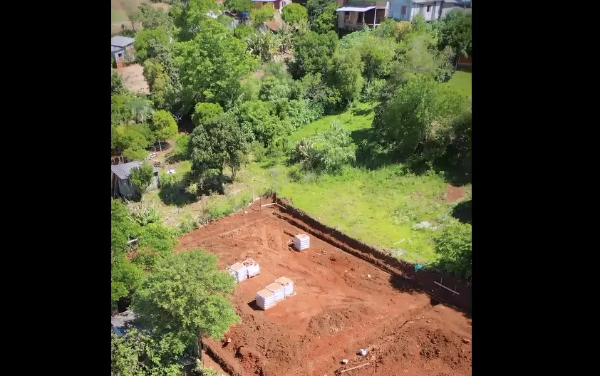 Derrubadas avança na construção de duas quadras de areia