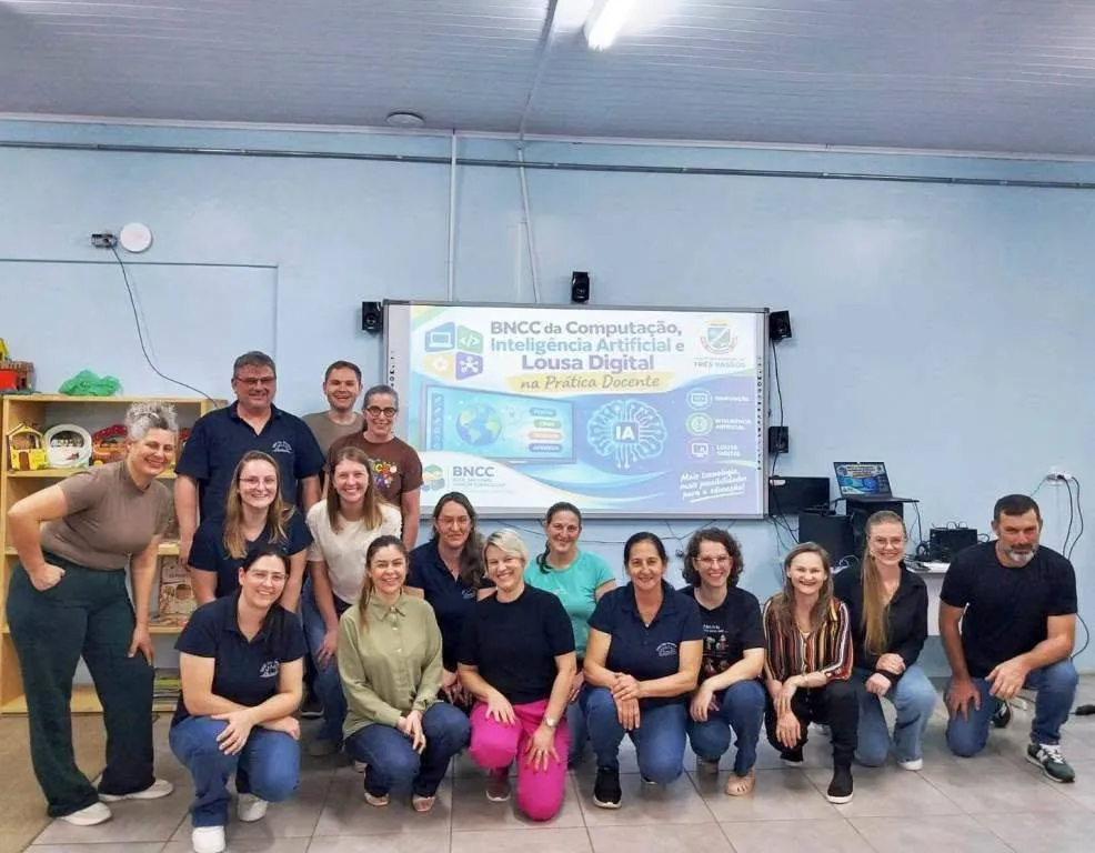 Professores de Três Passos participam de formação sobre tecnologias educacionais e IA