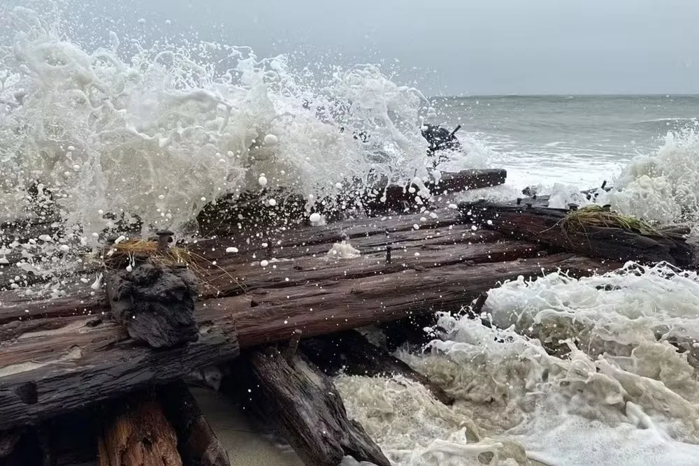 Tempestade revela restos de possível navio naufragado há mais de 140 anos